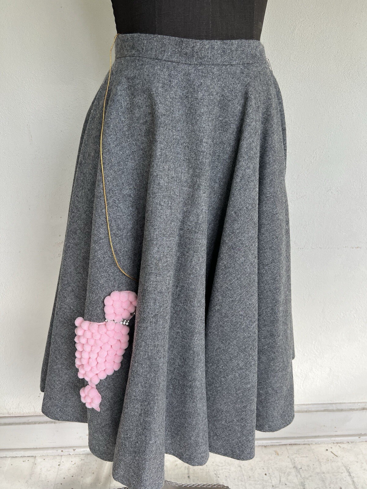 VTG 1950’s Felt Gray Pink Jewel Popcorn Poodle Dog Crinoline 360 Skirt EXCELLENT