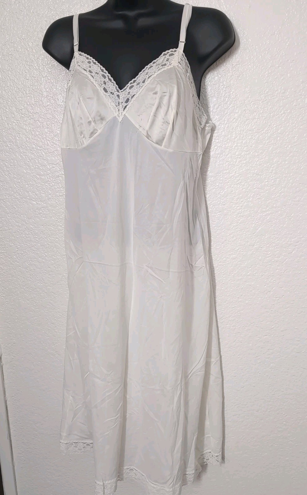 VANITY FAIR Ivory Nylon Slip Style 10-103 Size 36 26” Lace Trim