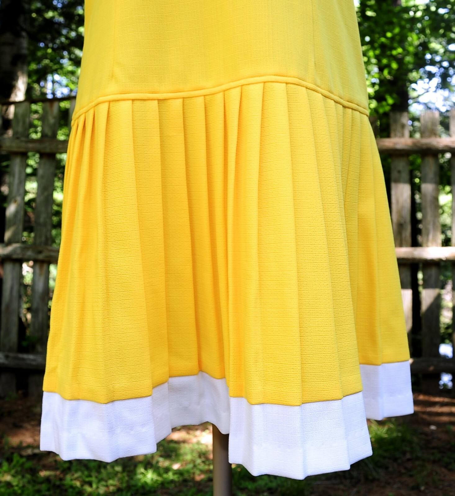 Vintage 60’s Bright Sun Yellow Pleated Poly Scooter Shift Dress MED „V” Neckline