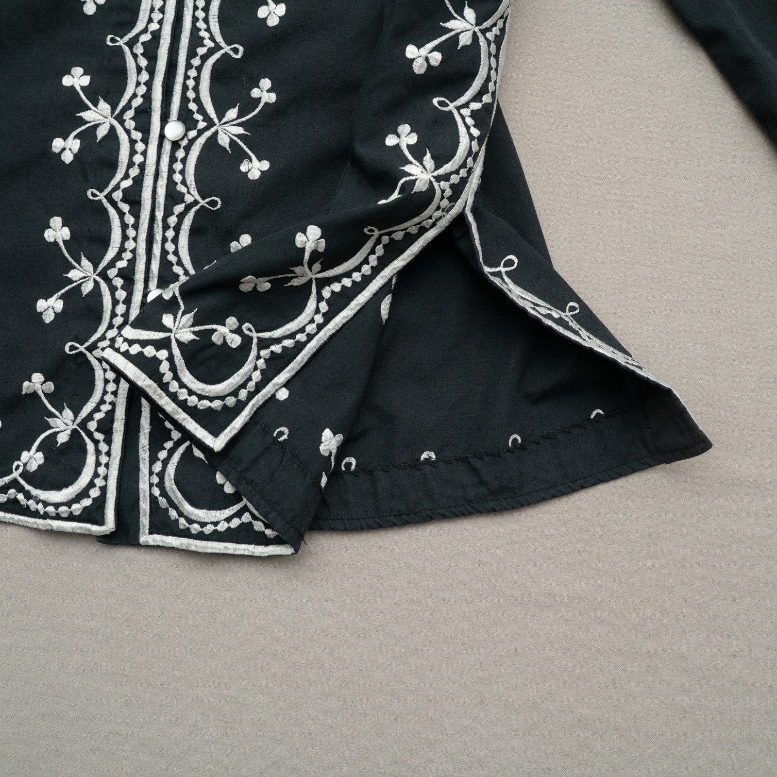 Vintage 70s Chuchi Boho Black White Embroidered Button Up Shirt Jacket Large