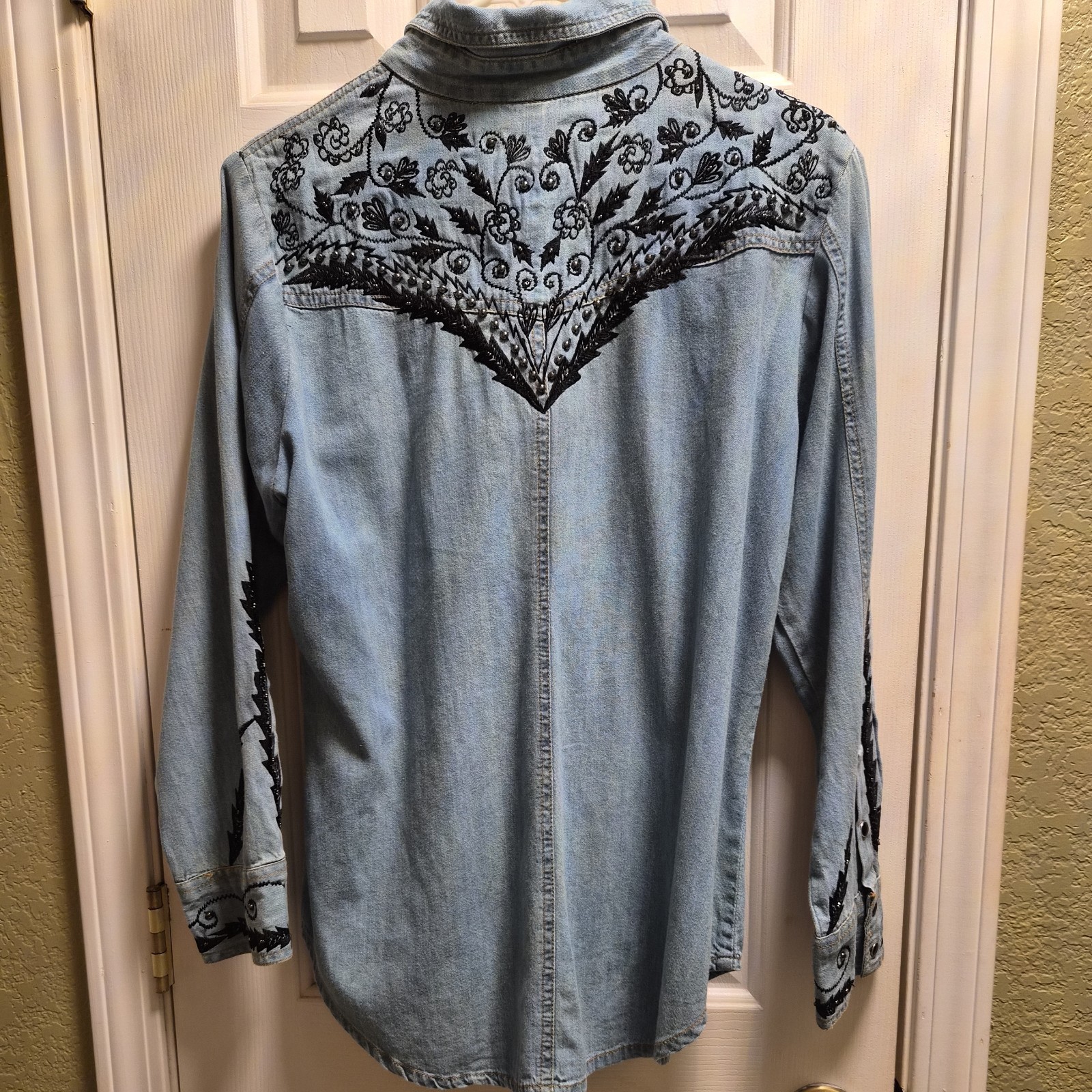 Vintage Collection Western Shirt, Embroidered and Beaded. Size SMALL. No Flaws.