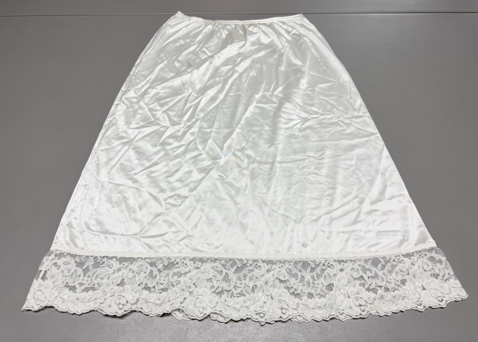 Vtg VASSARETTE Ivory HALF SLIP Medium SHINY Nylon Lace BOUDOIR Burlesque Sissy