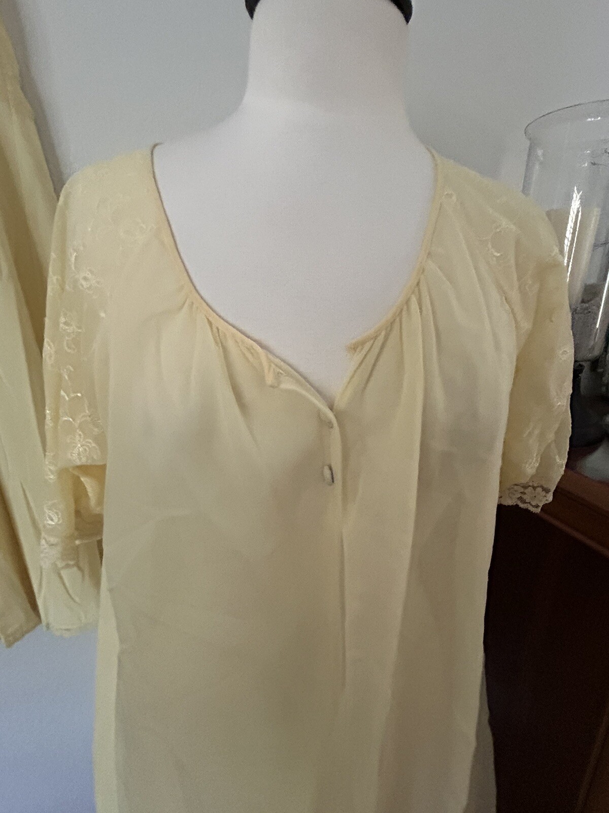 VINTAGE VANITY FAIR LIGHT YELLOW CHIFFON NYLON LACE NIGHTGOWN & ROBE SIZE 32