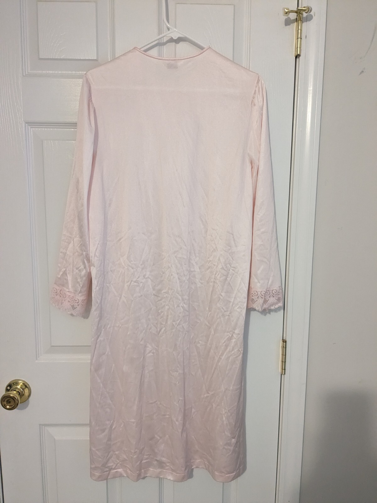 Vintage Vanity Fair Medium Pale Pink Housecoat W/Lace Pockets Covered Buttons