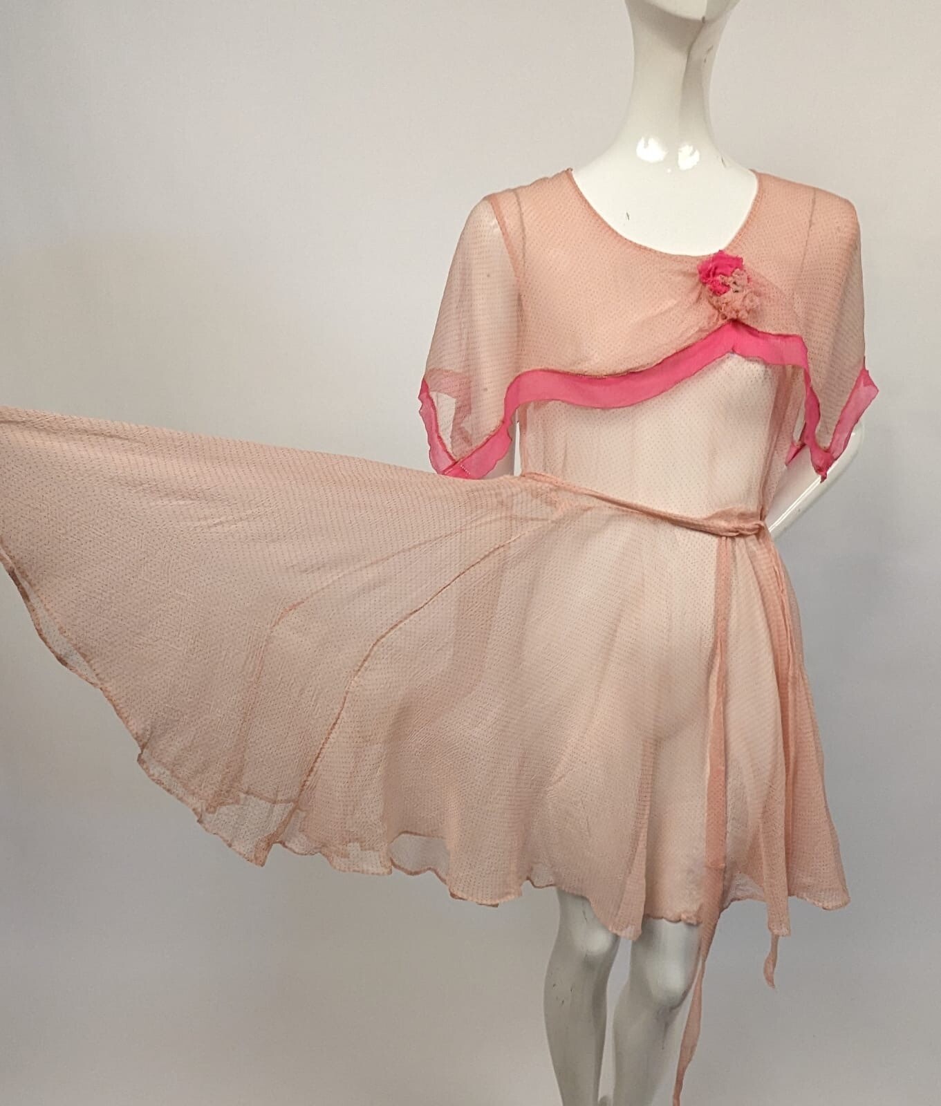 STORYBOOK SWEET 1930’S PINK POLKA DOT SILK CHIFFON SHORT DRESS W CAPE COLLAR