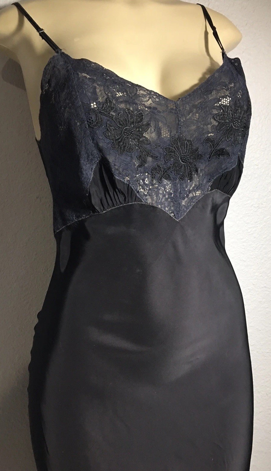 Vtg Laura Lane Rayon Daisy Lace Black Full Slip 32