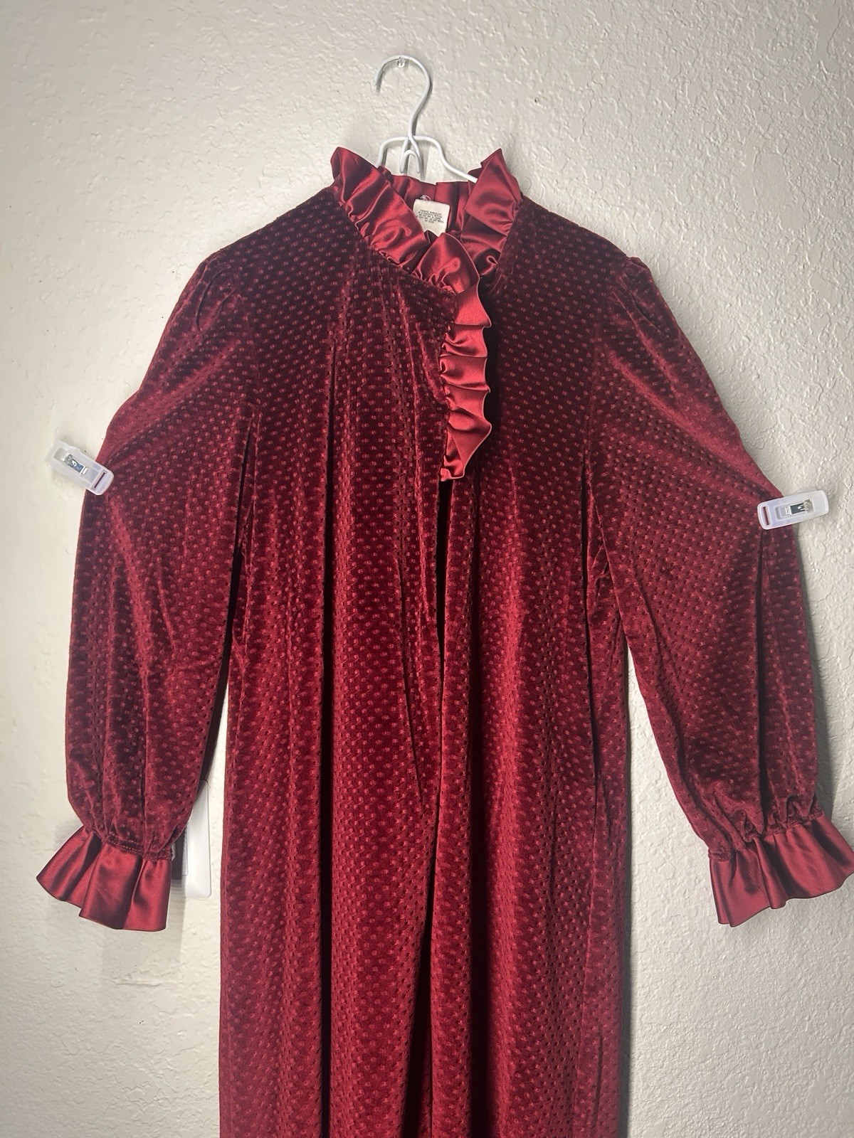 Vintage70’/80’sDonna Richard for Gilligan & O’Malley Burgundy Velvet Robe Ruffle