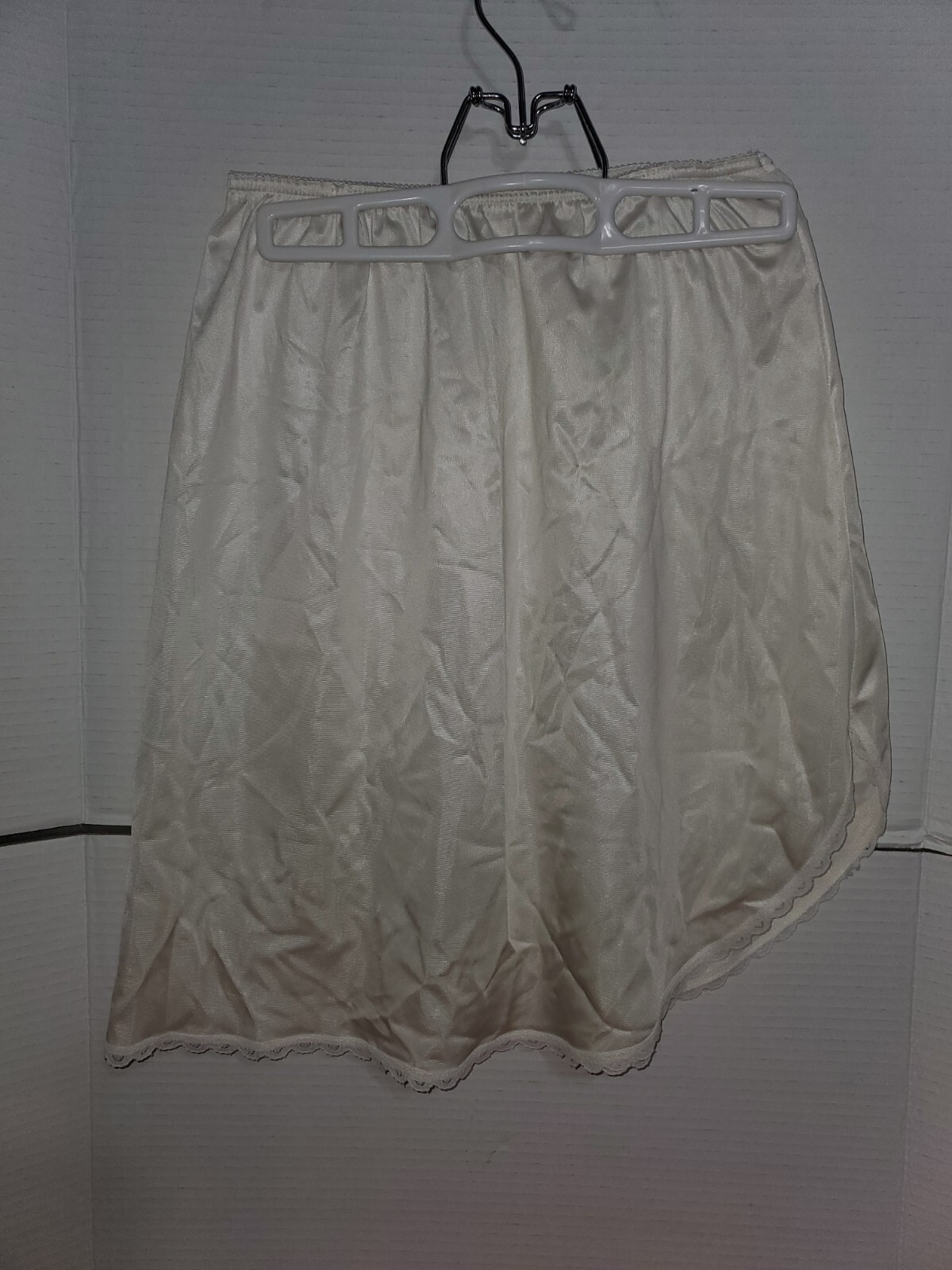 Warners Perfect Measure Small White Lace Trim Skirt Slip Lingerie 19″long 7″slit