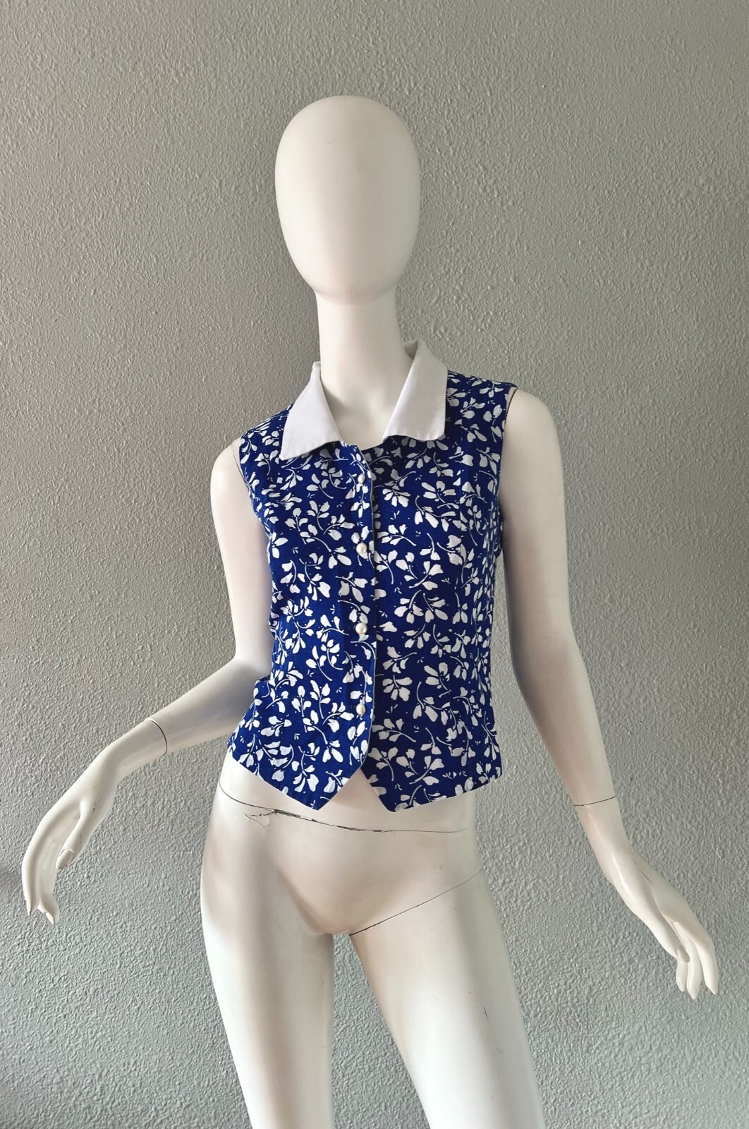 Vintage Blue Floral Pearl Button Down Sleeveless Pin Up Crop Blouse Top S/M