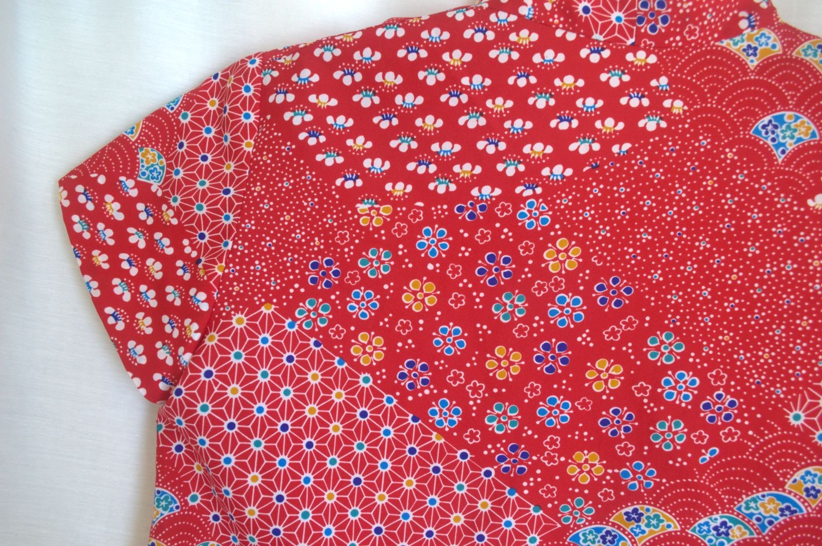 Free ship! Vintage 1960’s women’s red cap sleeve shirt Asian inspired polyester