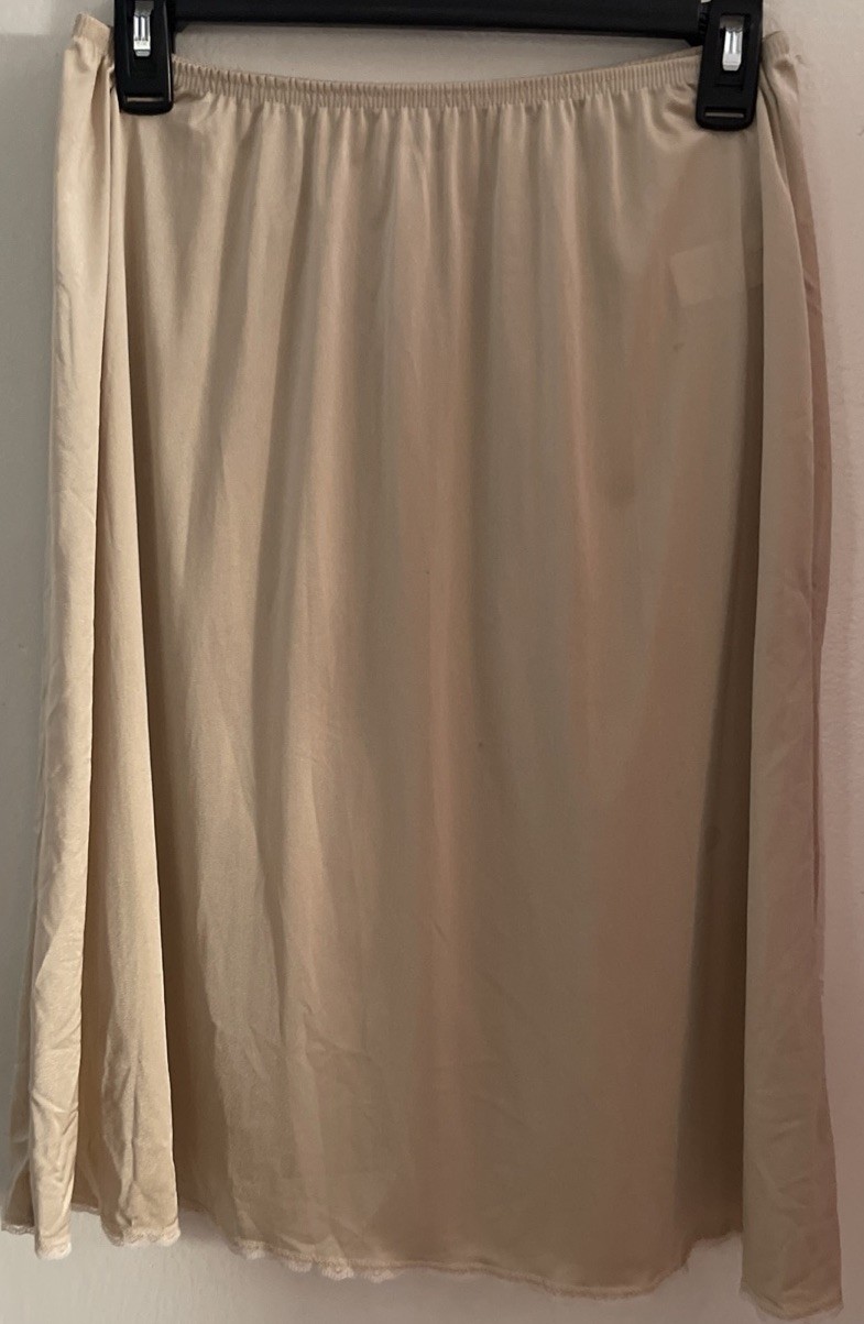 2 Vintage Vanity Fair Size Large Nylon Lace Half Slip Beige 23.5″, Cream 18.5″