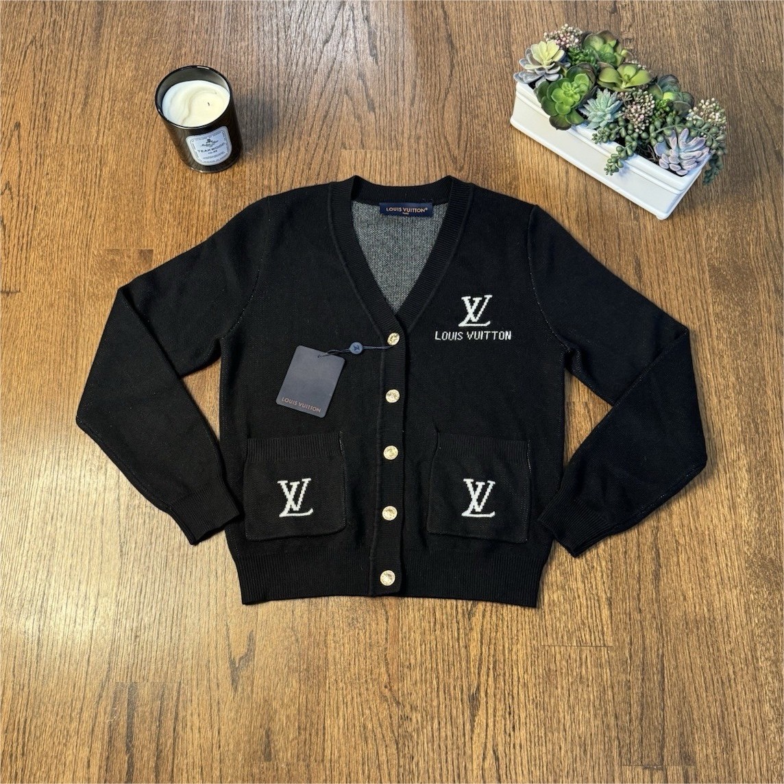 Cute Women’s Authentic Louis Vuitton 100% Laine Wool Cardigan! Made In Italy!