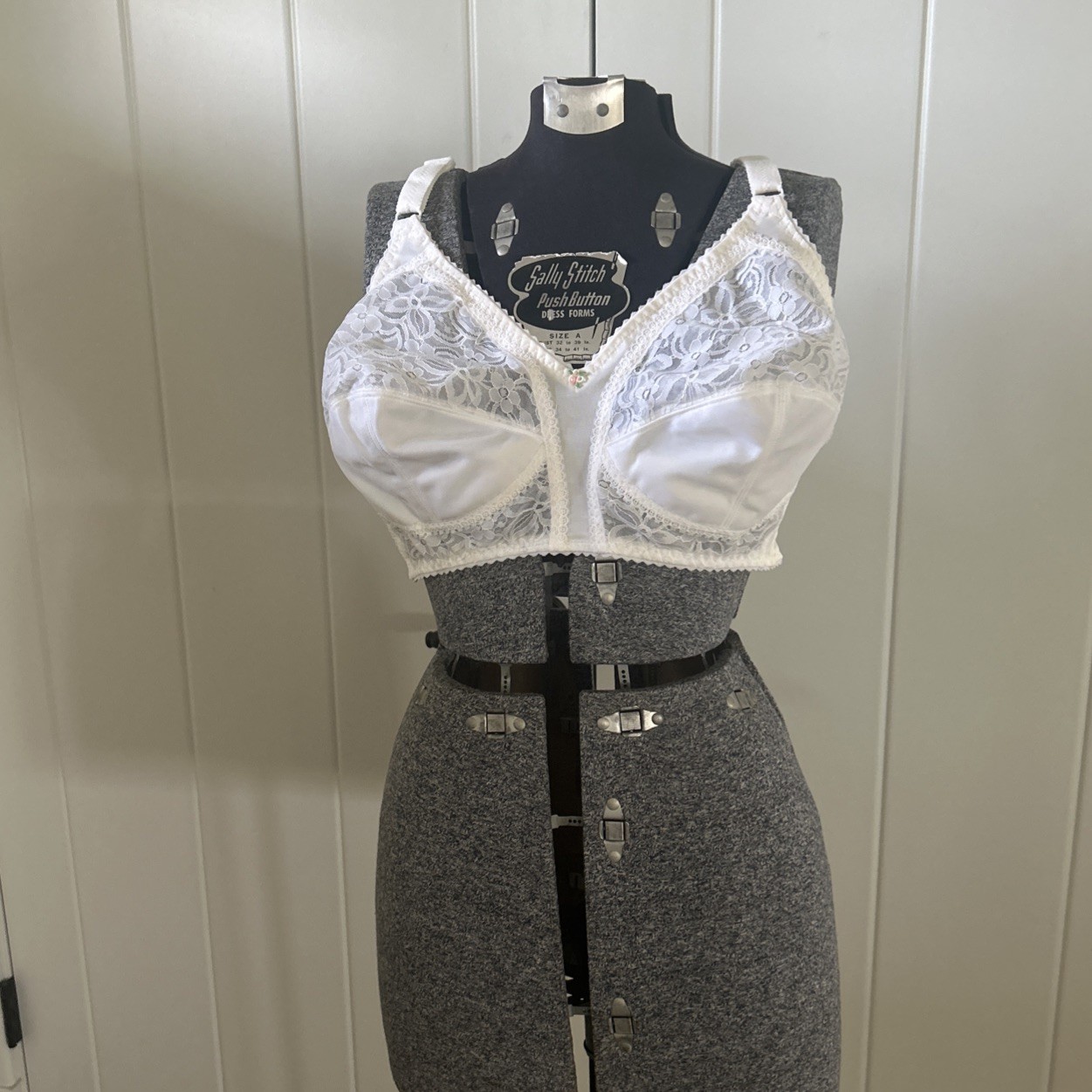 Vintage 1960’s/70’s White Bra With Rosebud Size 44 C 3 Hook Wide Straps