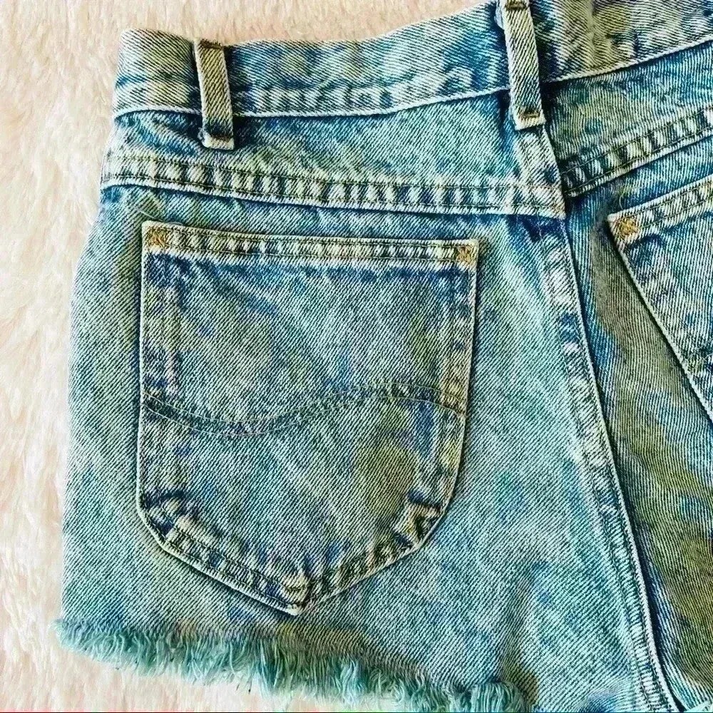 Vintage Vintage Turquoise Tinted High Waisted „Mom” Distress Cutoff Jean Shorts