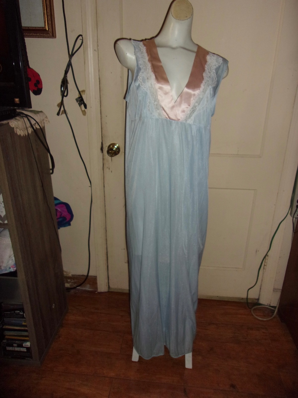 VTG. Peignoir Set Long Blue Pink Satin New Large Rikki !960’s White Flower Lace
