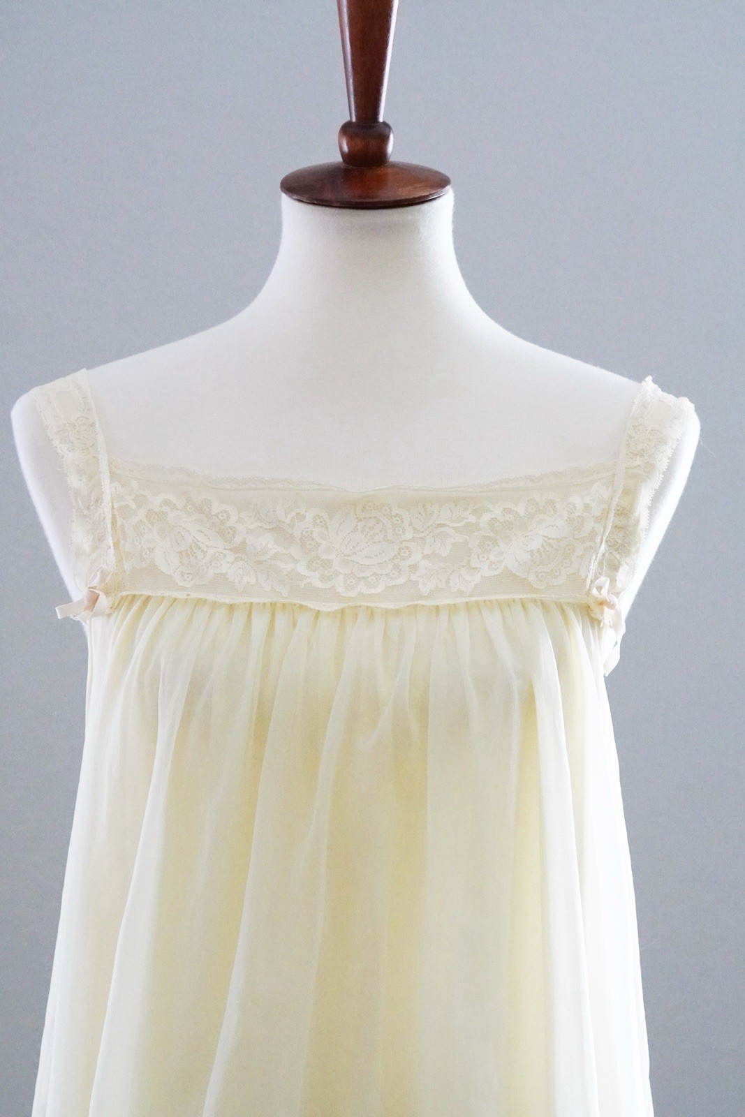 HOLLYWOOD VASSARETTE Lace + Nylon Nightgown Robe Peignoir Set Yellow – S Small