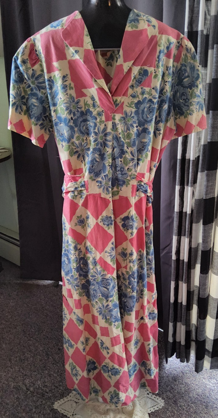 VTG HOUSE DRESS 1940s COTTON PRINT WWII Yrs. Size Small. Pink Blue Floral Checks