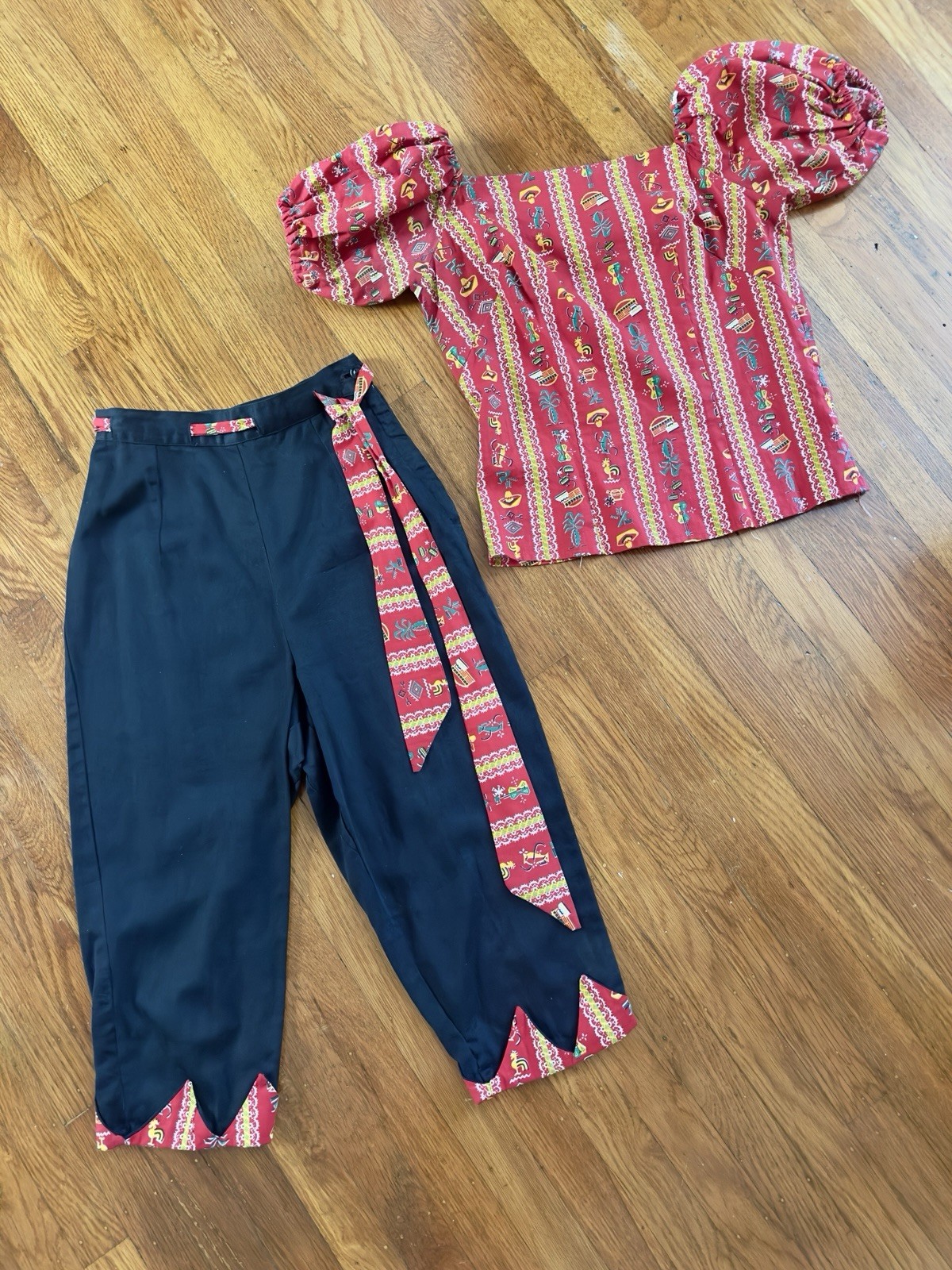Vintage 1950s Novelty Mexican Two Piece Set Blouse Pants Top Small