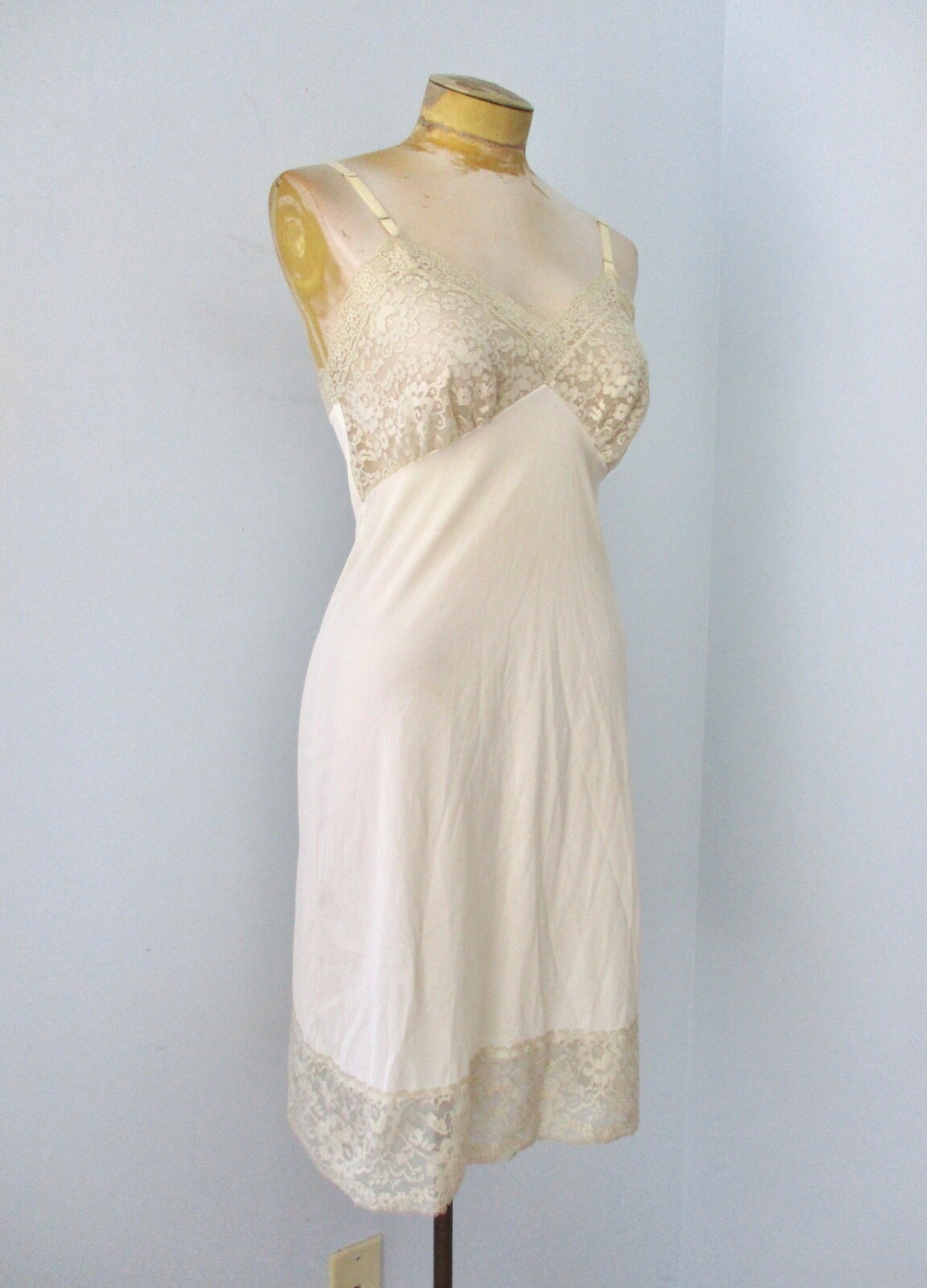 Vtg 50s 60s Van Raalte ivory nylon slip lace bust hem trim adjustable straps 32