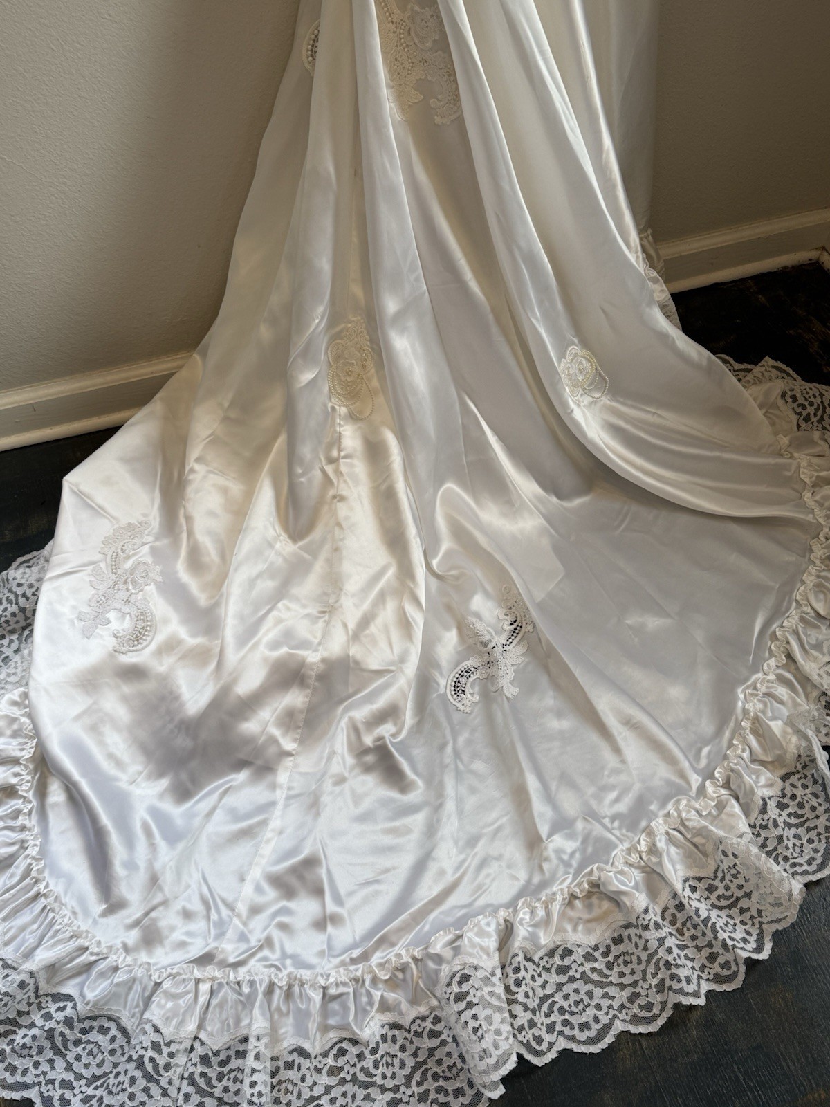 Vintage Bridal Gown Wedding Dress – White- Lace- Beautiful Detailing Medium 6-8
