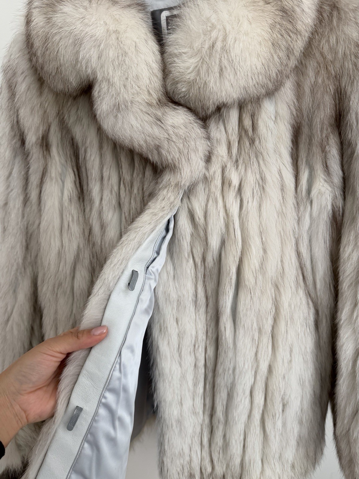 SAGA FOX Women’s Vintage Fox Fur Coat White Light Gray Regular Style Elegant