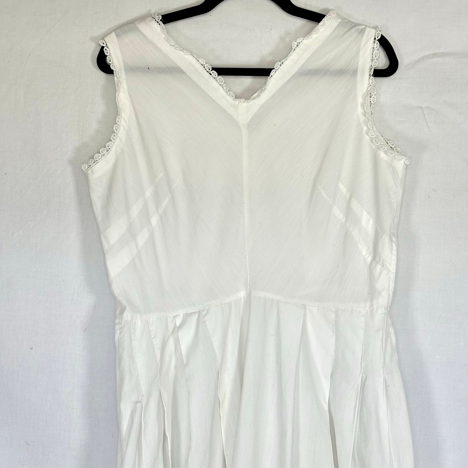 Vintage 1950s White Cotton Day Dress Crochet Trim Pleated Skirt Side Metal Zip