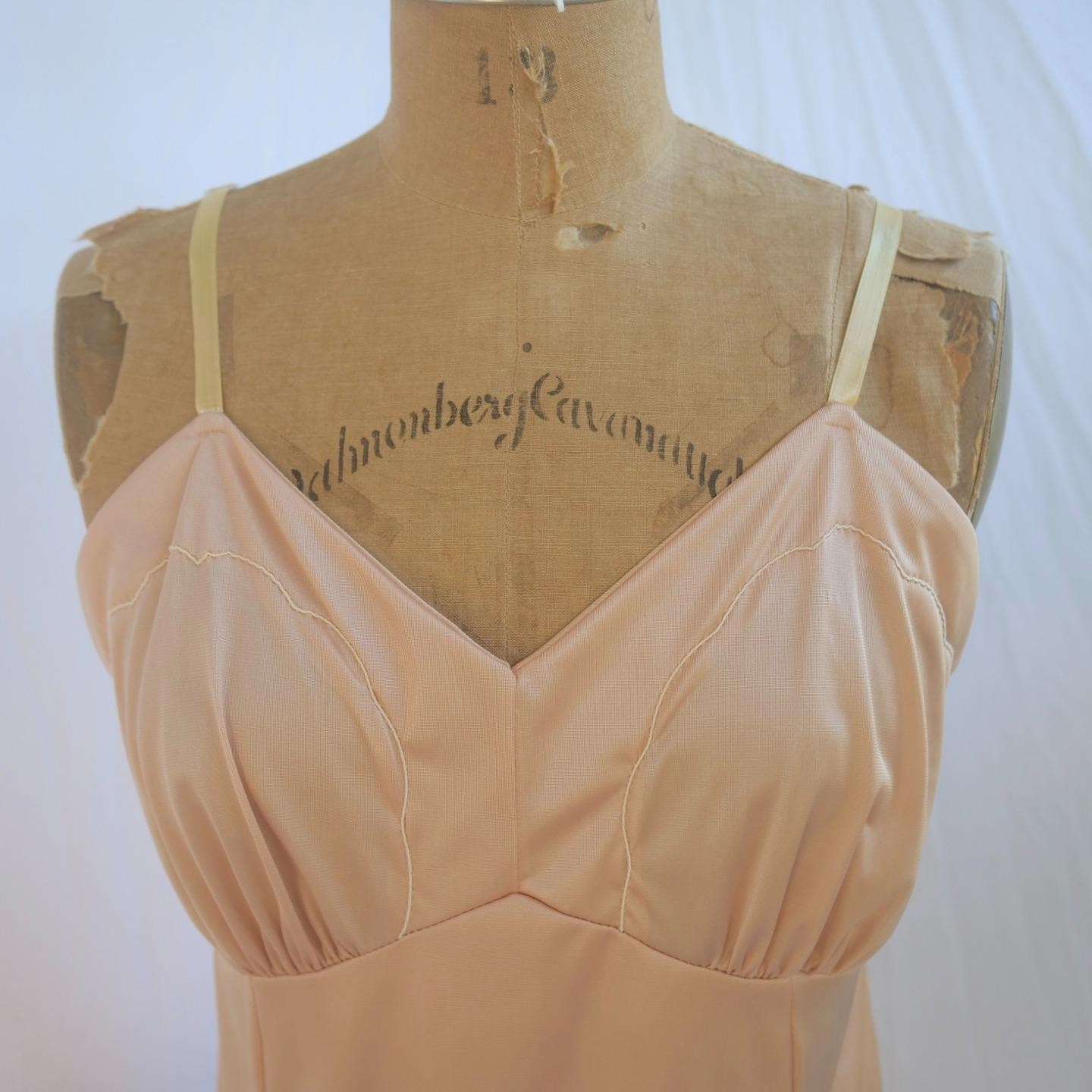 vtg WONDER MAID Nude Nylon Full Slip Dress Scalloped Embroidery USA Mod 36 M/L