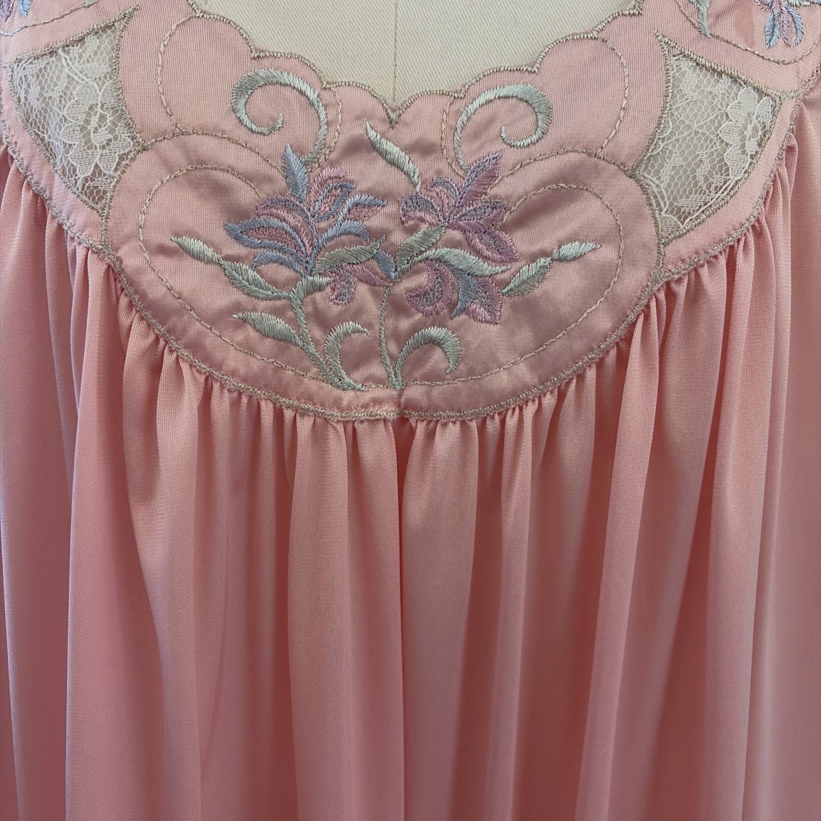 VTG 70’S Vanity Fair Embroidered Sweeping Gown Nightgown Size M Sweeping Skirt