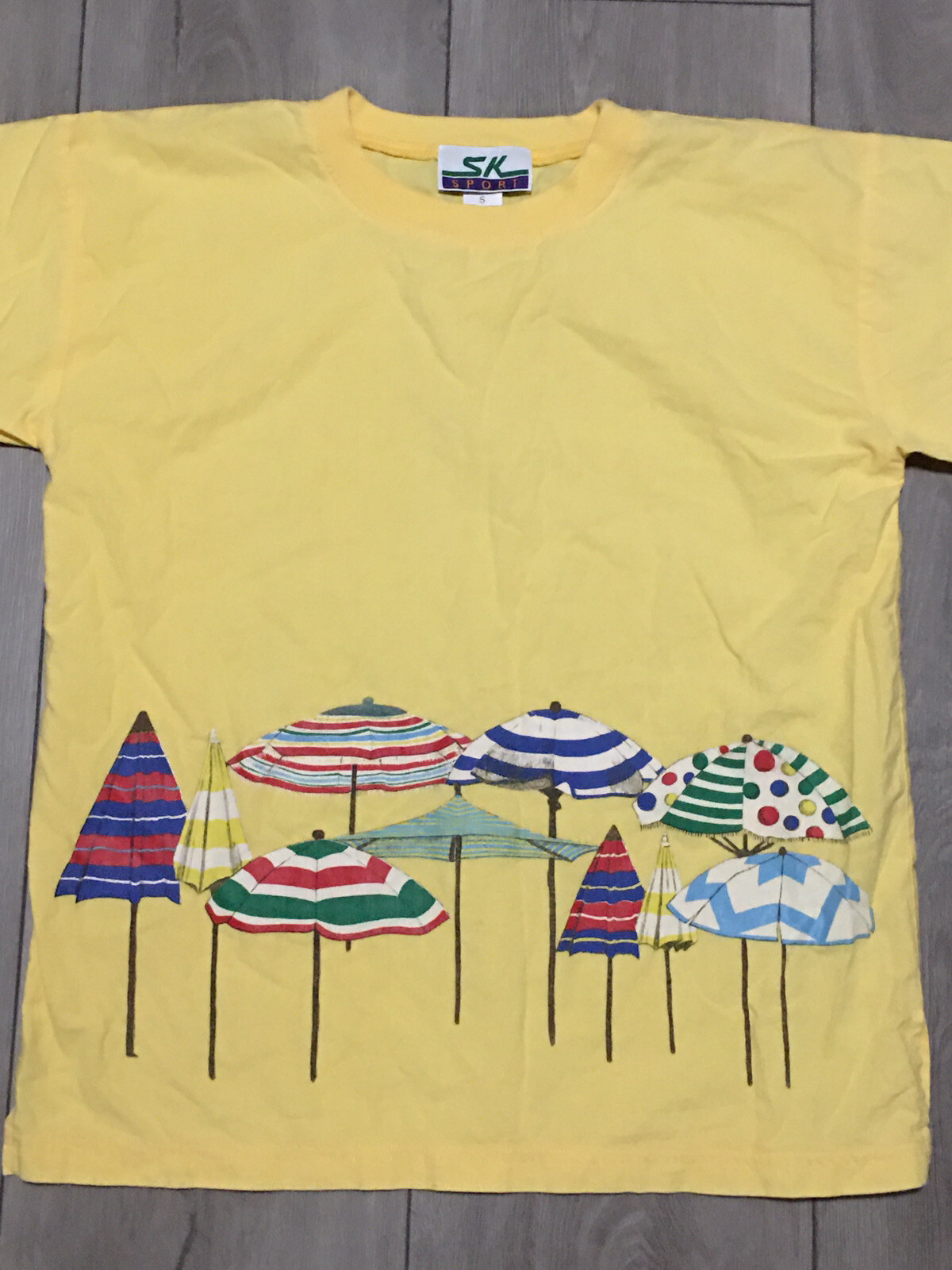 Vintage 1990’s SK Sport Yellow Surfing Beach T-shirt Men’s Sz Small Umbrellas
