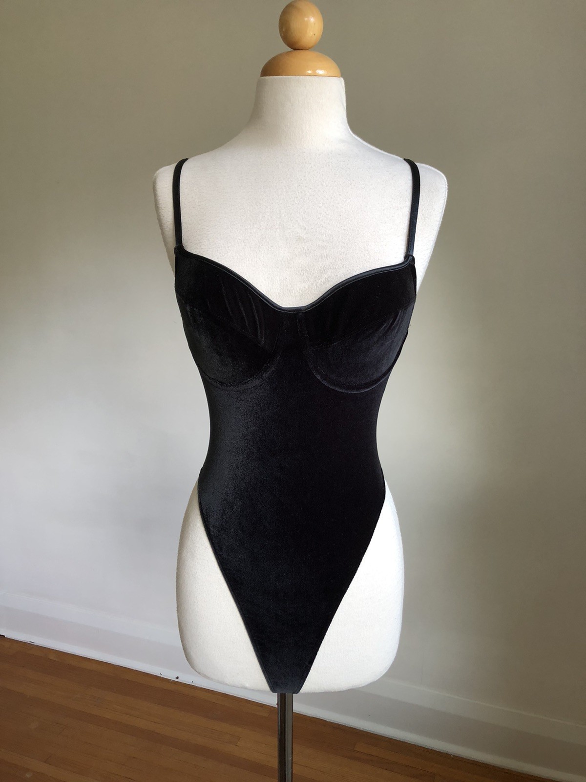 STUNNING NWOT VTG VICTORIA’S SECRET Black Velvet Thong Teddy Romper Lingerie 36B