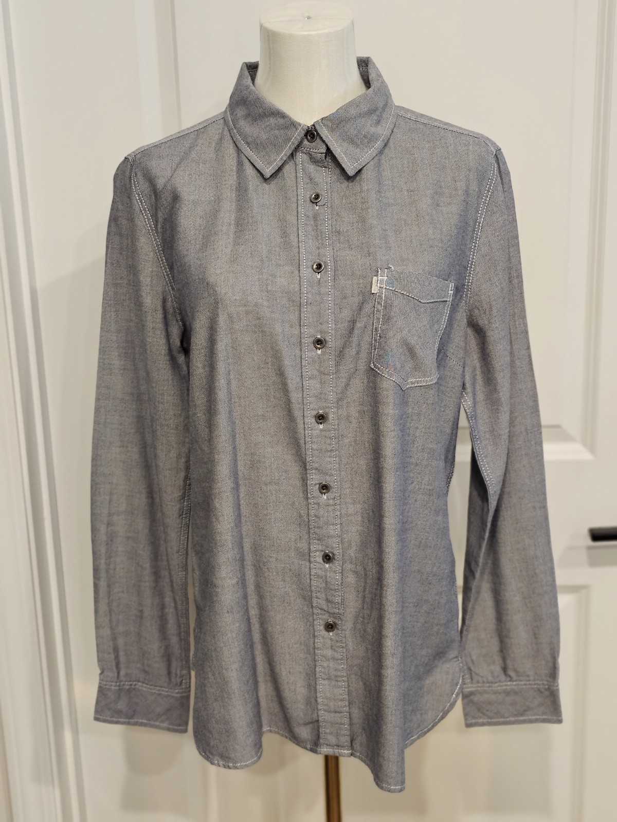 Vintage Womens Levi’s Chambray 100% Cotton Shirt Metal Buttons