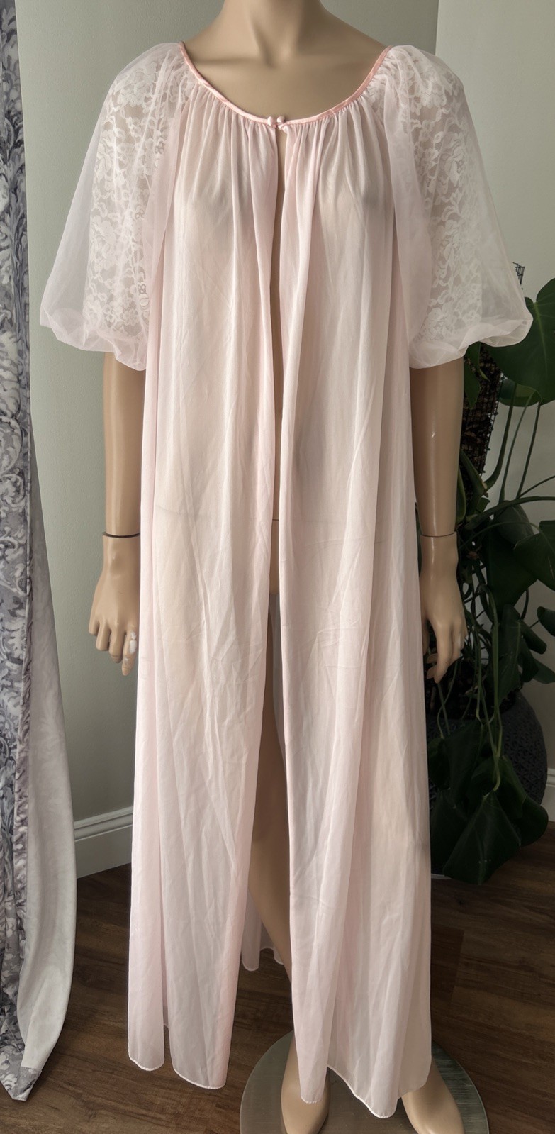 Vtg Vanity Fair Nylon Pink Peignoir Robe Chiffon Lace Puffy Sleeves Sz 34
