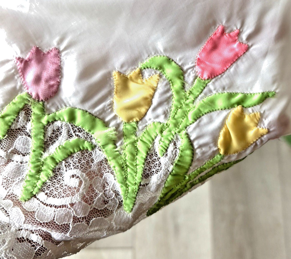 VTG „ODETTE BARSA” SLIP, 25″ LONG, APPLIQUES & LACE, HAND MADE PORTUGAL,50S