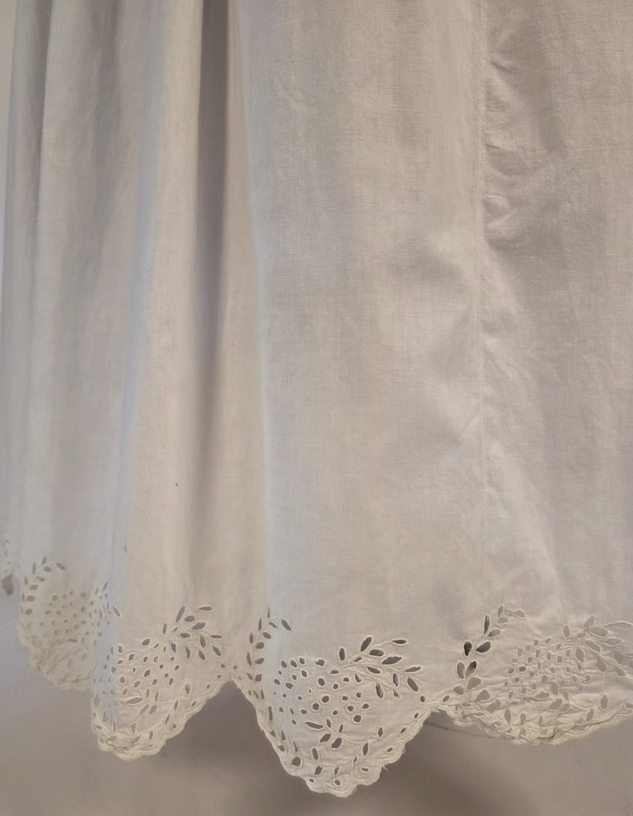 CIVIL WAR MID 19TH C WHITE SKIRT / PETTICOAT W HAND EMBR CUTWORK SWEEP