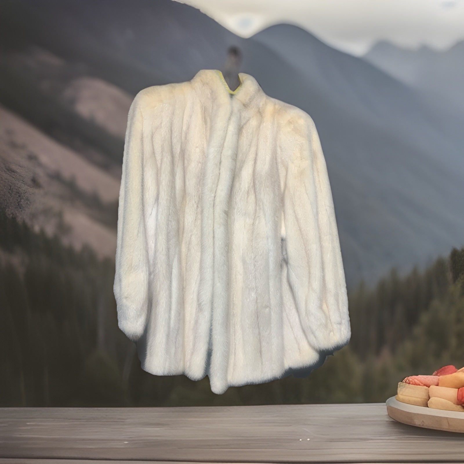 Women’s Stylish Mink Coat Real Fur Collar Long Sleeves That Are 23 Inches.