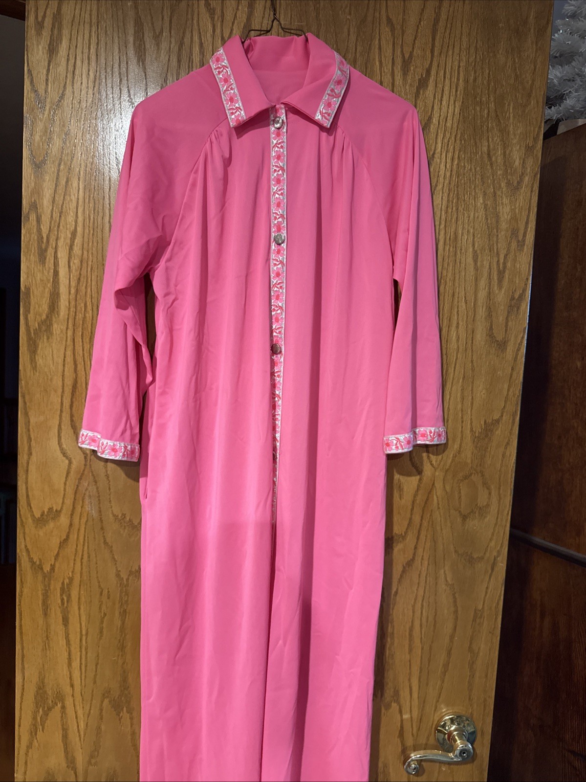 VTG Small Bright Pink With Silver Daisy Trim Nylon Robe, Silver Buttons Lorraine