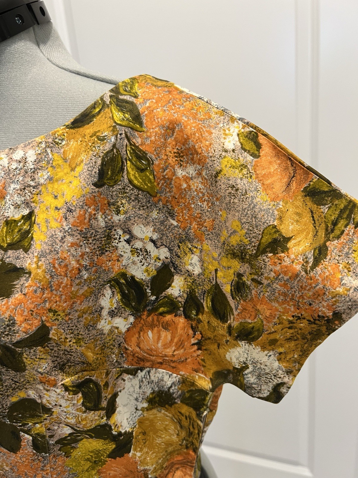 Vintage beauty! Floral Top w/ bow detail. Est. Size XS/S From Bath, England