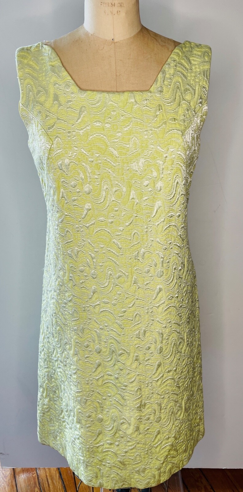 VTG MOD 60’S CITRON YELLOW-GREEN FLORAL JACQUARD MINI SHIFT COCKTAIL DRESS*S