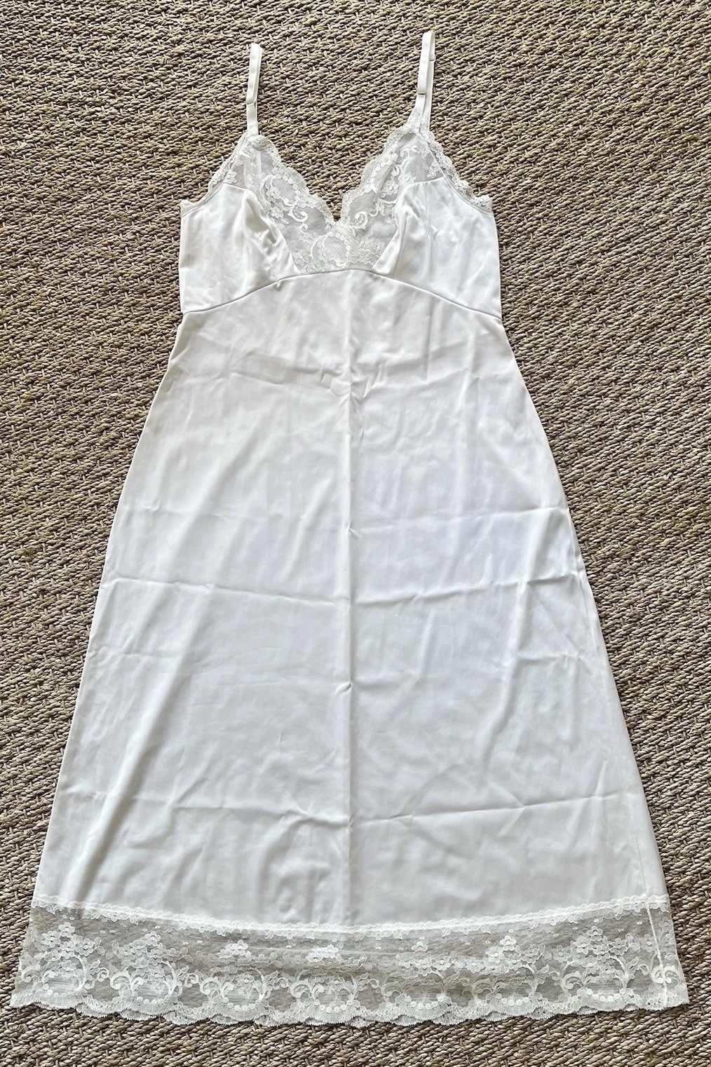 70s/80s Vintage Vanity Fair White Lace Trim Slip Antron III Nylon Size 36 TT