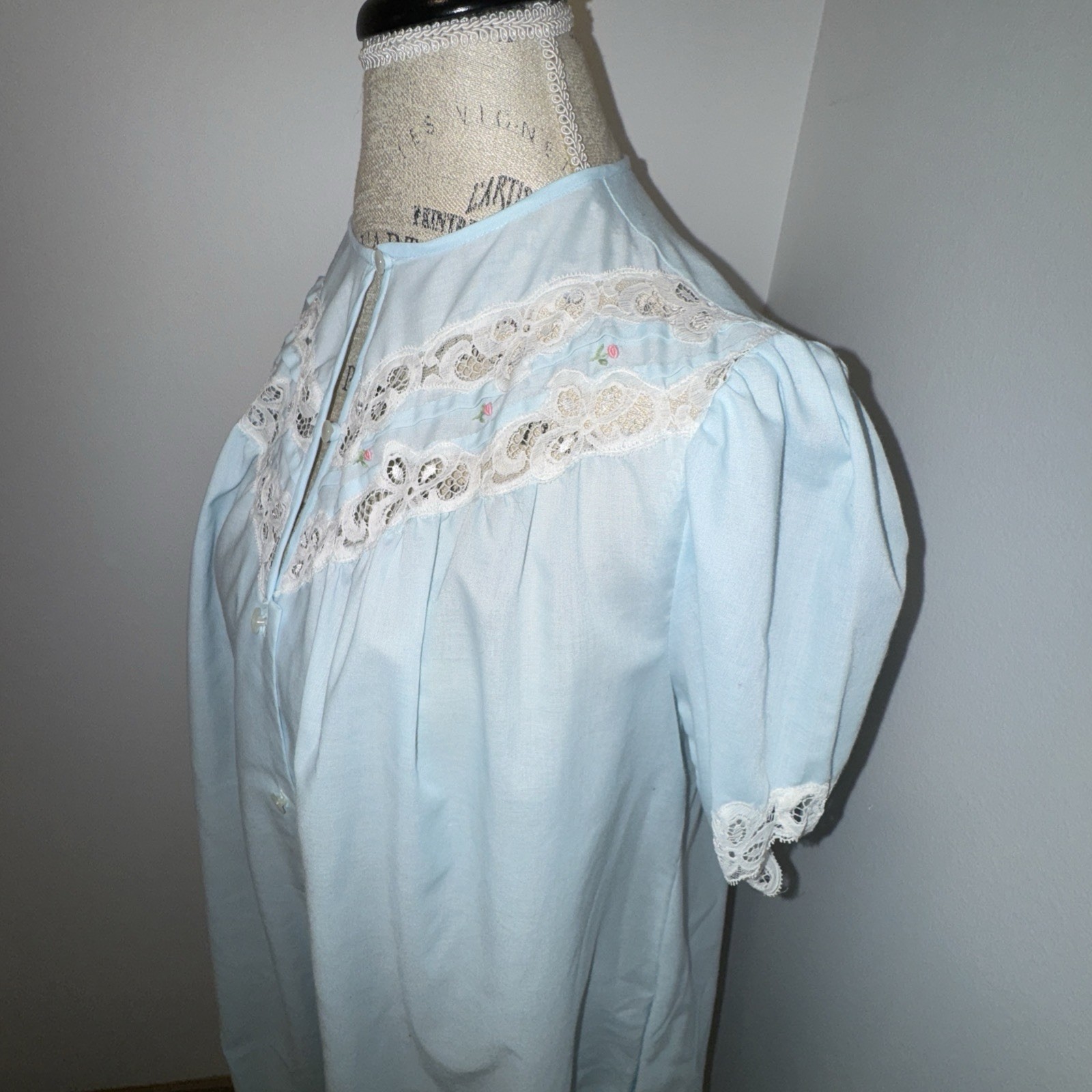 Vintage Light Blue House Coat Robe Lace Embroidery Flowers Pearl Buttons Pockets