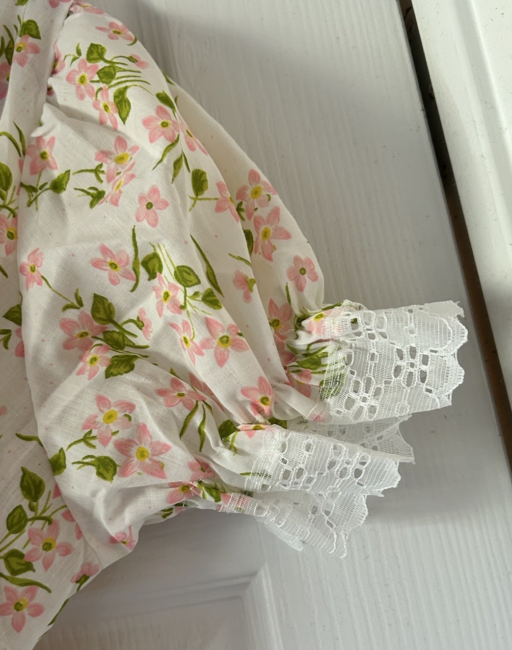 vintage peignoir – White Percale W Pink Floral & Lace Eyelet Empire – Large