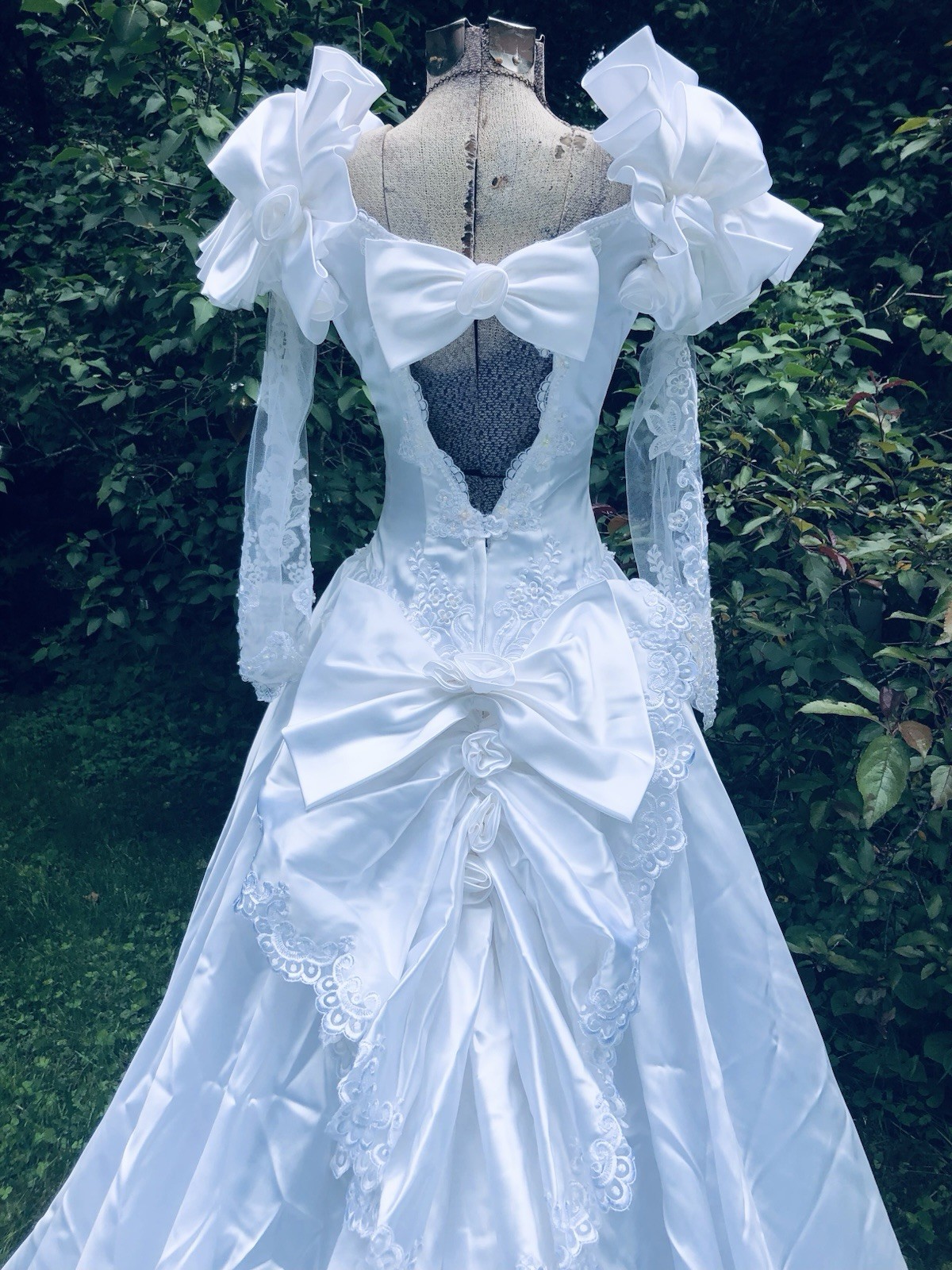 Vintage 1980’s Pearls Floral Appliqués Sequin Lovely Wedding Gown Dress 32-24-62