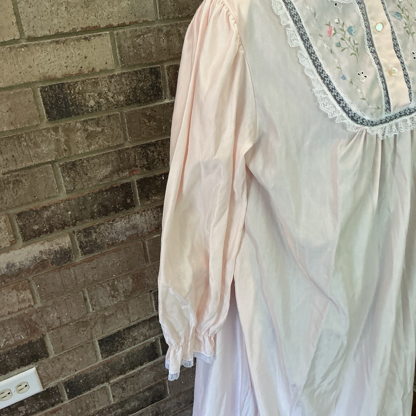 Size M – VINTAGE Barbizon Cuddleskin White Nightgown Long Sleeve Collared #23609