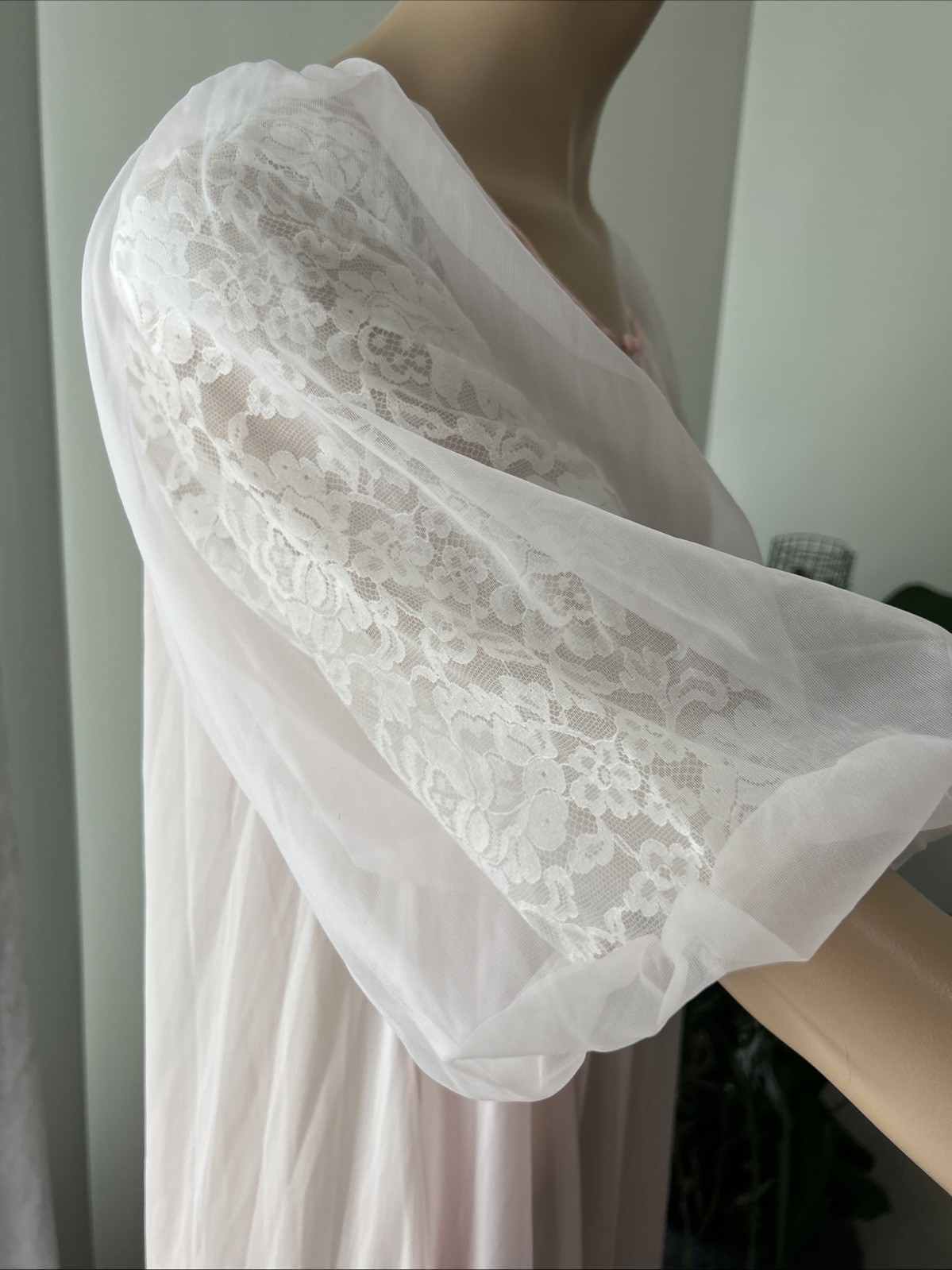 Vtg Vanity Fair Nylon Pink Peignoir Robe Chiffon Lace Puffy Sleeves Sz 34