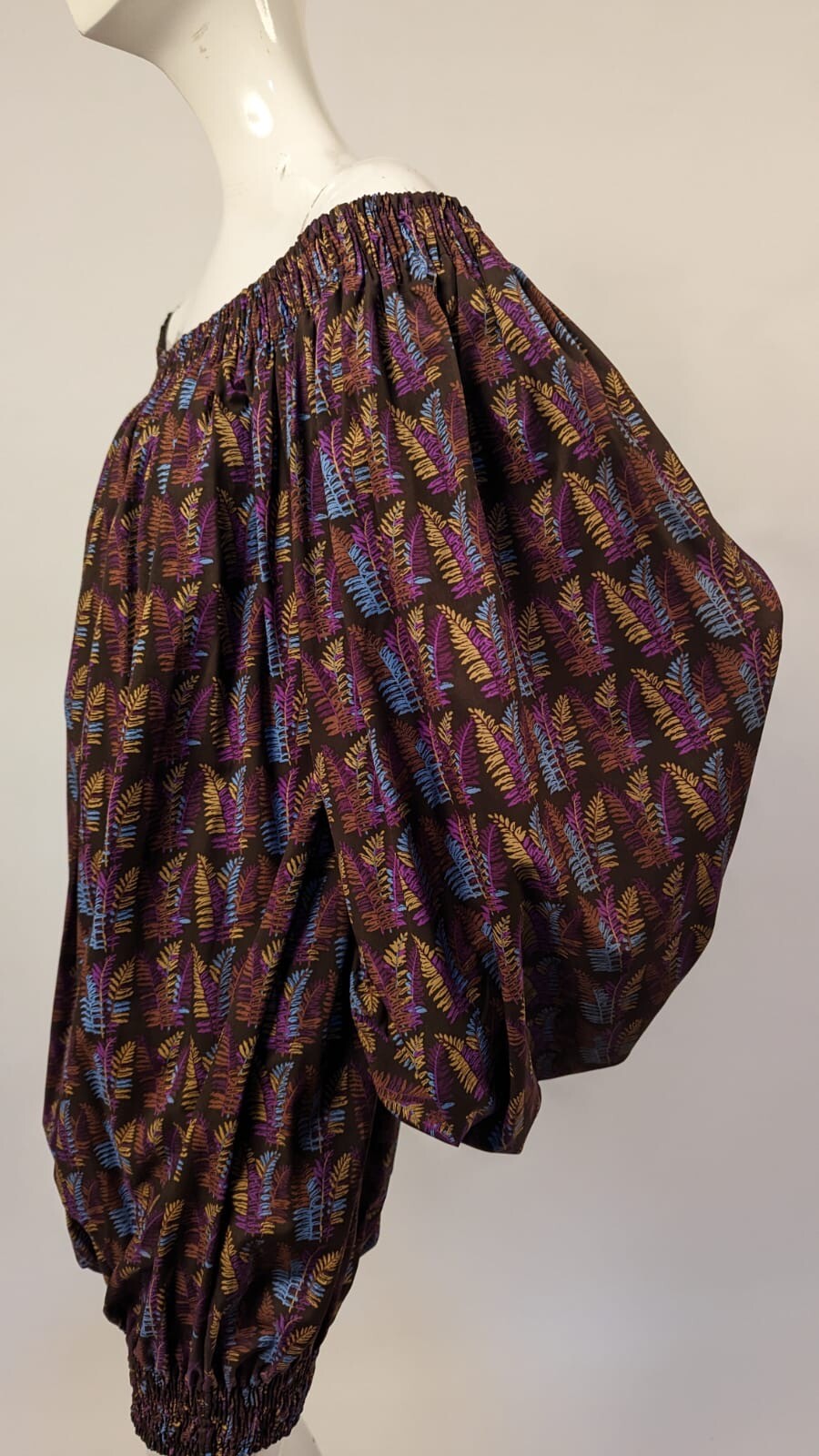 BILLOWING VINTAGE 1977 MASSIVE PUFF SLEEVE PRINT BLOUSE W RUCHED NECKLINE