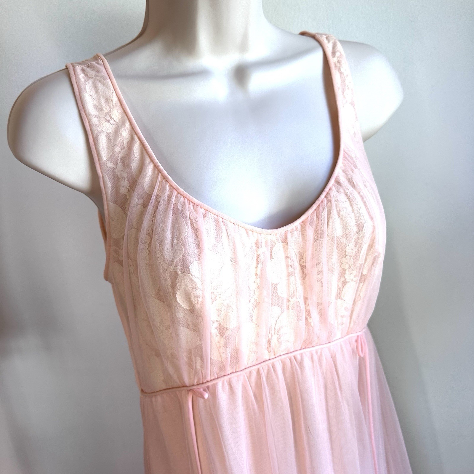 Vintage Miss Elaine Pink Nightgown gown Size Small lace trim timeless Babydoll