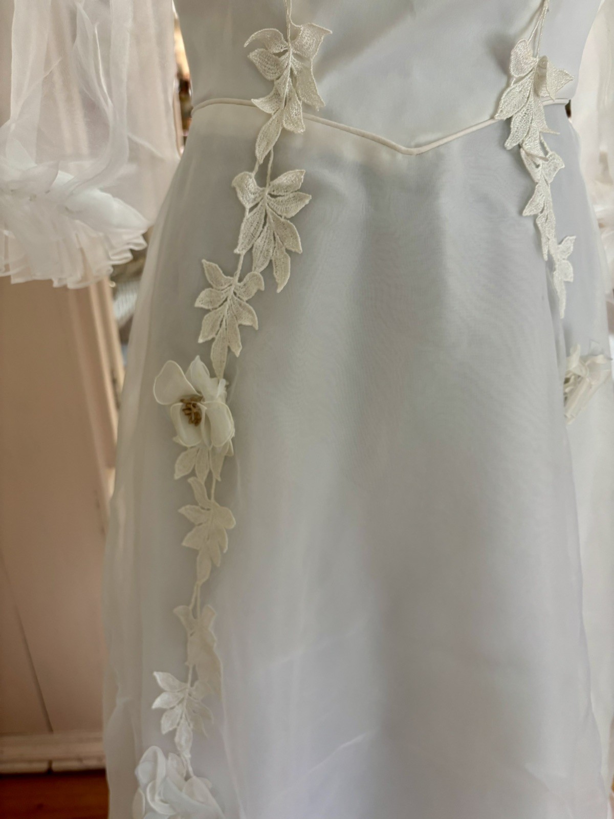 VINTAGE 1970’S WHITE LACE DAISY JULIET SLEEVE DRESS Blue Bows Bridal