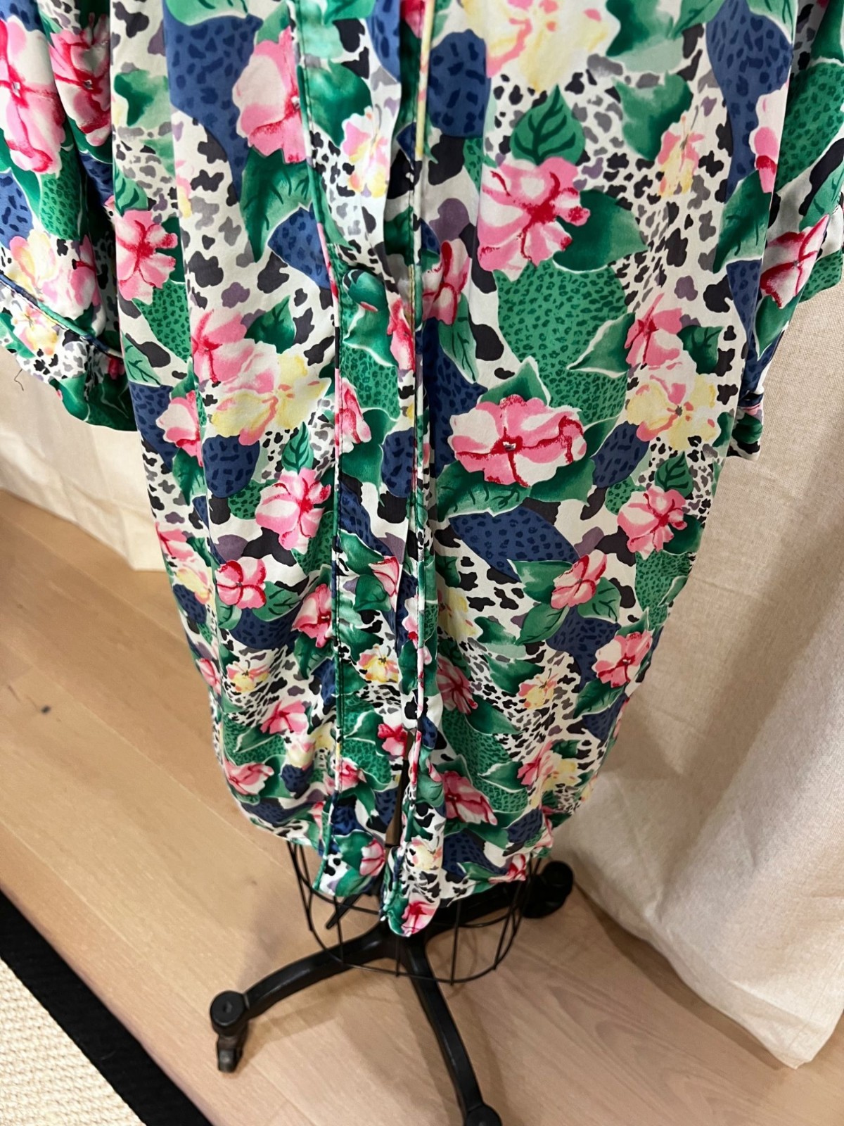 VTG Victoria’s Secret Gold Label Silk Floral Kimono Robe *Missing Belt*