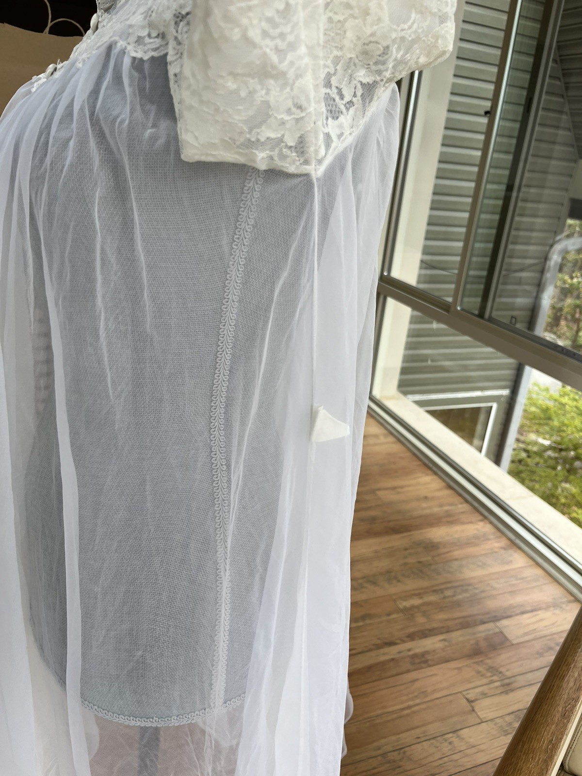 Vintage LISETTE ivory Lace & Chiffon Peignoir robe Medium buttons