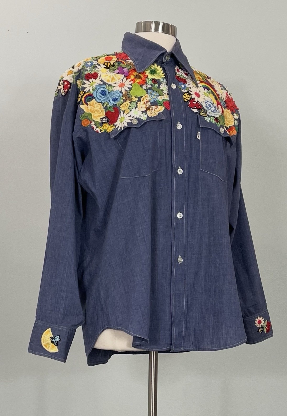 Vtg 1970’s Appliqued Levis Shirt – So many appliques! Flowers Rainbow Bee Cherry